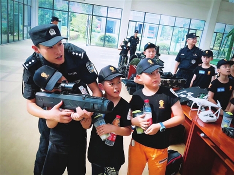 （教育）苏州第三届小警察夏令营开营 吸引百名少年