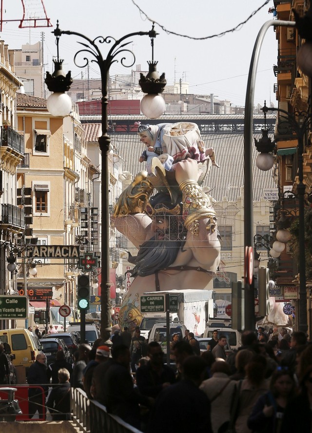 巨型紙偶現身西班牙街頭 慶祝法雅節