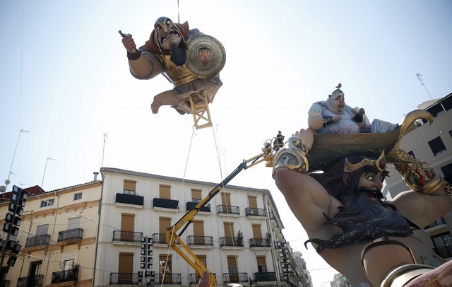 巨型紙偶現身西班牙街頭 慶祝法雅節