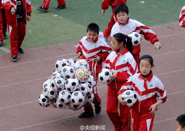 河南一小學學生課間齊跳足球操