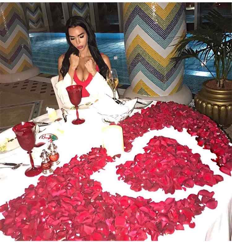 俄罗斯大土豪送妻子70克拉钻戒 日常就是花式炫富