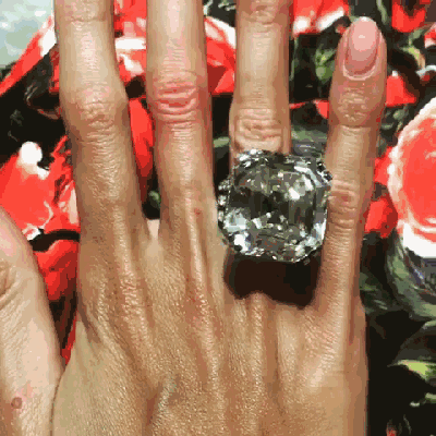 俄罗斯大土豪送妻子70克拉钻戒 日常就是花式炫富