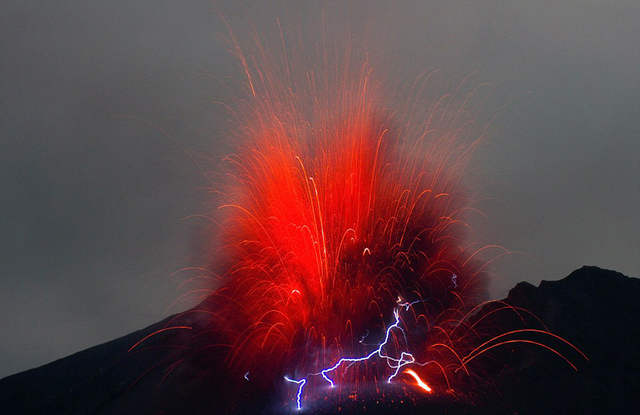 日本樱岛火山喷发 浓烟滚滚电闪雷鸣如临"地狱"