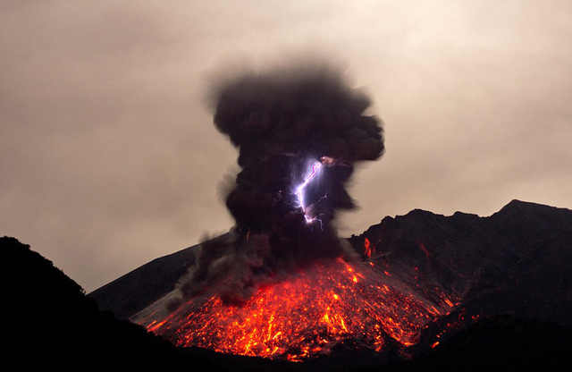 日本樱岛火山喷发 浓烟滚滚电闪雷鸣如临"地狱"