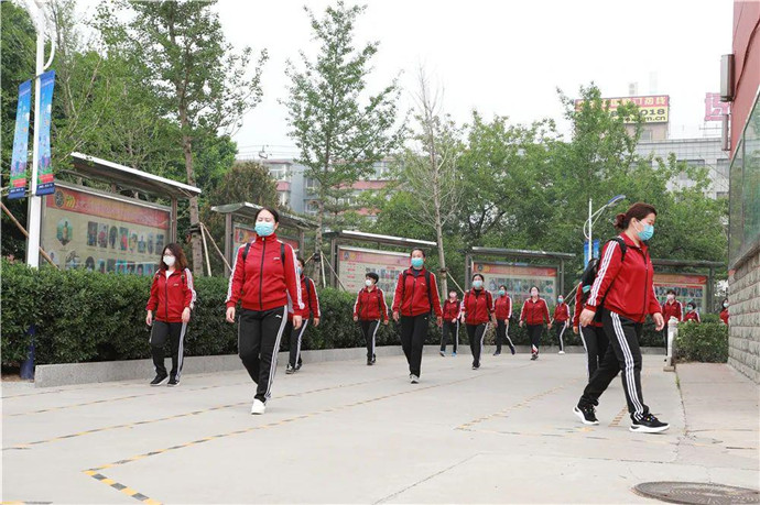 Daliban makarantun firamare da na midil da na sakandare sun soma komawa makarantu daya bayan daya a nan birnin Beijing