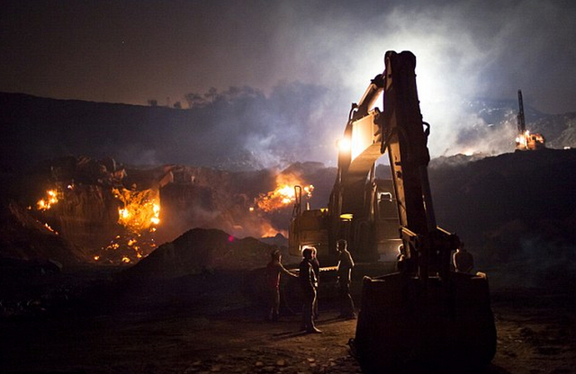 印度小城地下煤火燃烧99年 毒气烟尘肆虐如地狱