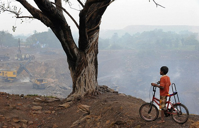 印度小城地下煤火燃烧99年 毒气烟尘肆虐如地狱