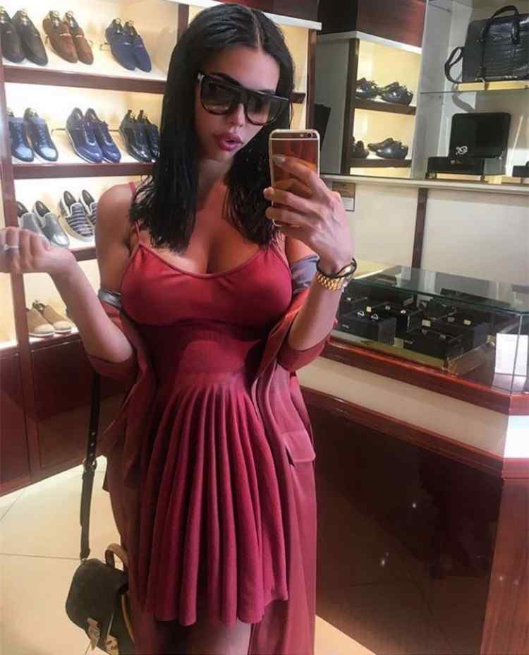 俄罗斯土豪送妻子70克拉钻戒 日常就是花式炫富