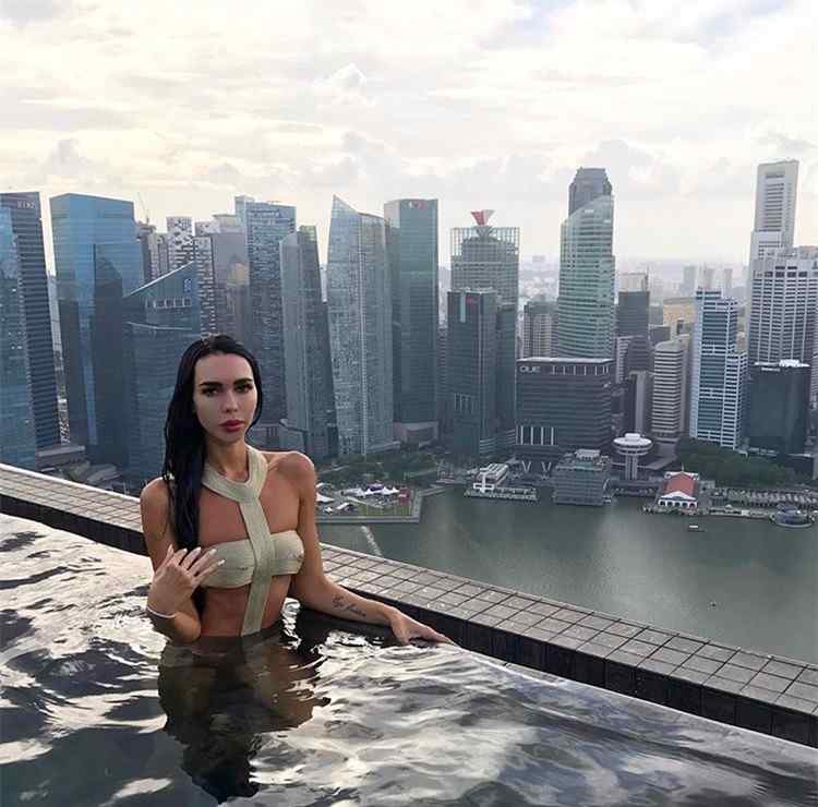 俄罗斯土豪送妻子70克拉钻戒 日常就是花式炫富