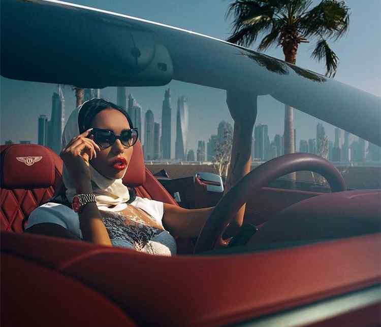 俄罗斯土豪送妻子70克拉钻戒日常就是花式炫富