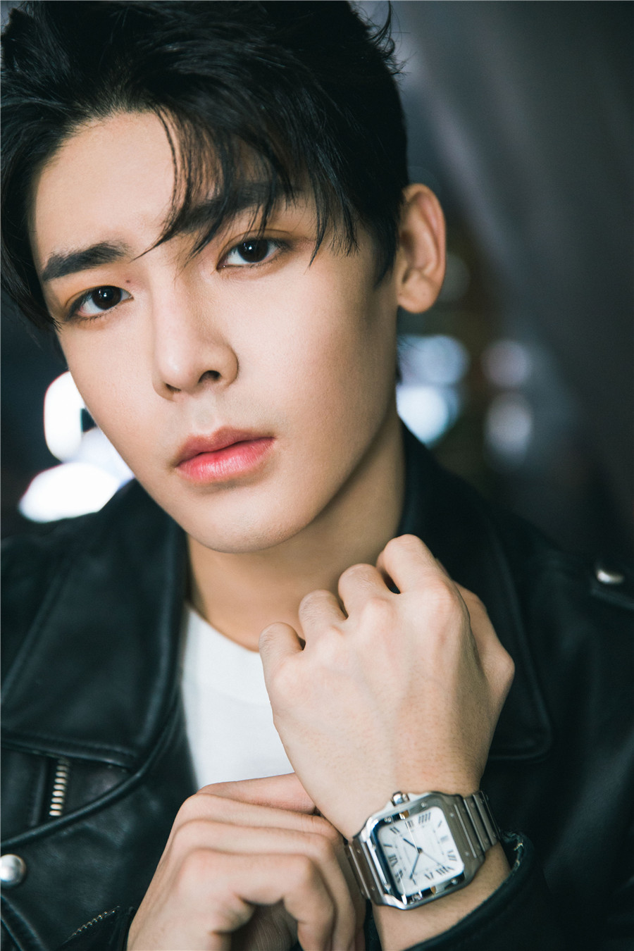 侯明昊亮相品牌活动简约造型展现少年英气