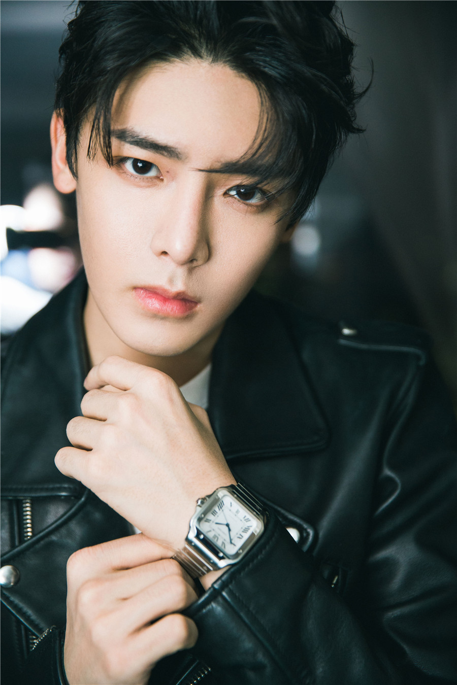 侯明昊亮相品牌活动 简约造型展现少年英气