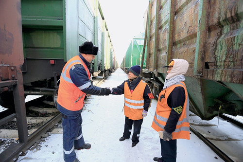 Ayarin mata masu duba sassan jirgin kasa a Manzhouli na Sin
