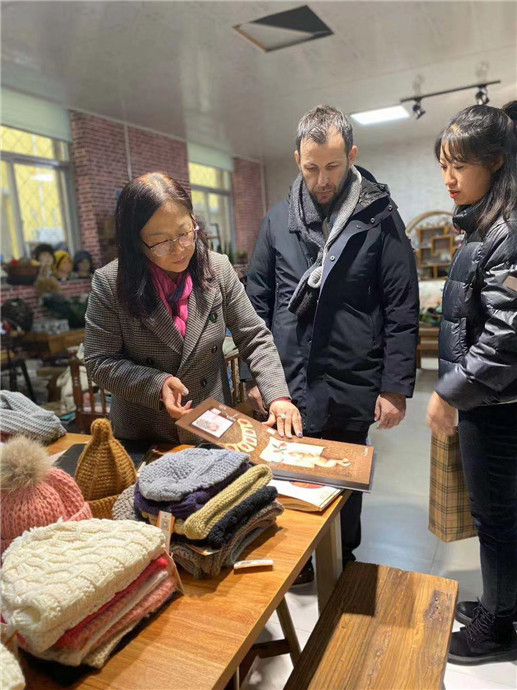 Xu Aiju: Yin amfani da fasahar saka wajen cimma burinta na taimakawa wasu mata