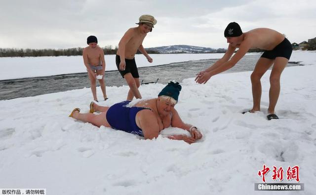 俄罗斯儿童不惧严寒参加冬泳