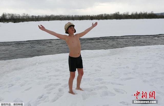 俄罗斯儿童不惧严寒参加冬泳