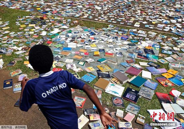 颶風過後 瓦努阿圖一學校街頭晾曬圖書 颶風過後 瓦努阿圖一學校街頭晾曬圖書