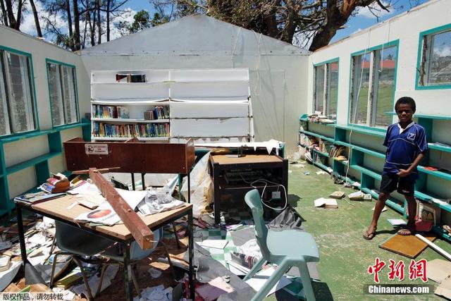 飓风过后 瓦努阿图一学校街头晾晒图书
