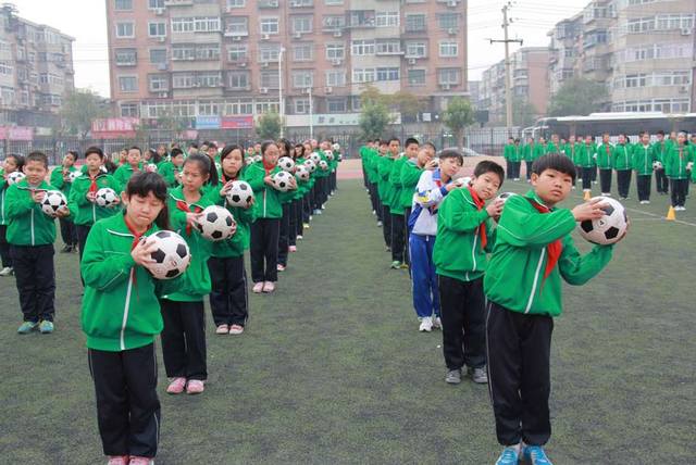全國掀起足球熱潮 各地中小學同做“足球操”