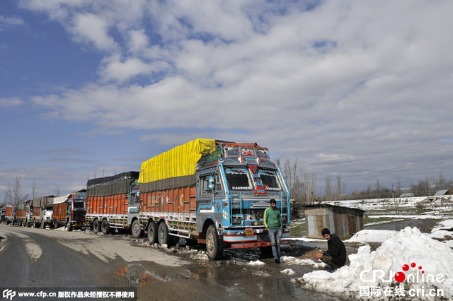 印度高速路因滑坡关闭 滞留卡车司机淡定堆雪人