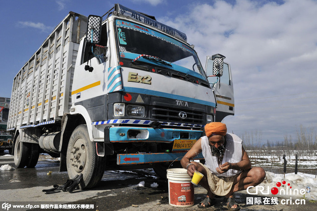 印度高速路因滑坡关闭 滞留卡车司机淡定堆雪人