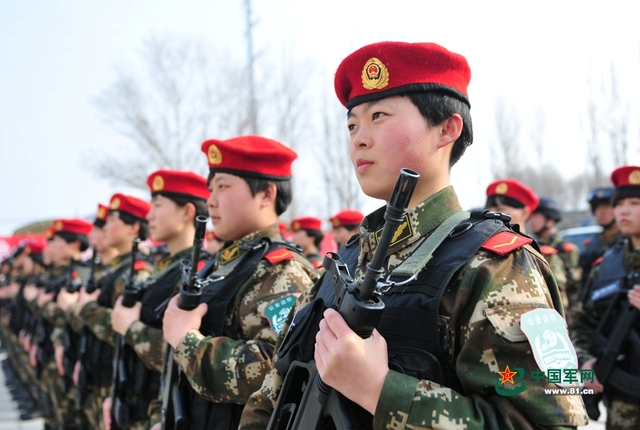 新疆组建女子特勤队 装备精良佩戴红色贝雷帽