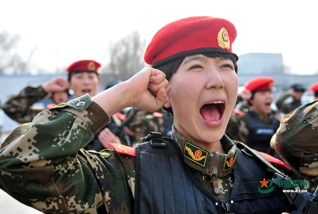 新疆组建女子特勤队 装备精良佩戴红色贝雷帽