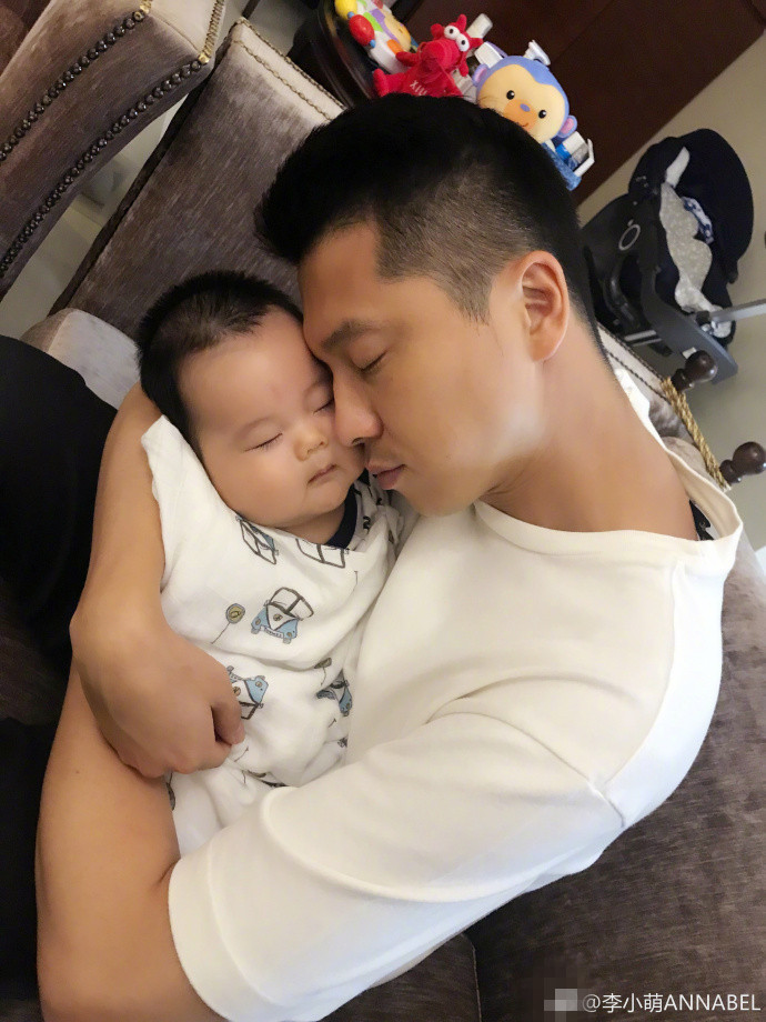 李小萌晒全家福,儿子小脸胖嘟嘟超可爱