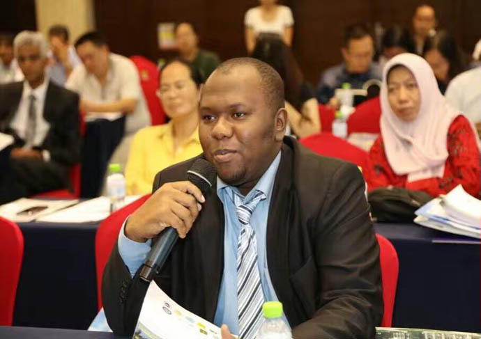 Hira da Nafi'u Bala Sanda dan Najeriya da ya yi karatun digiri na uku a kasar Sin
