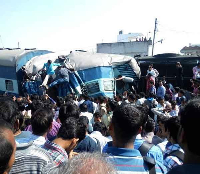 印度一輛客運列車出軌 造成至少6人死亡 印度一輛客運列車出軌 造成至少6人死亡