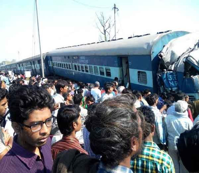 印度一輛客運列車出軌 造成至少6人死亡 印度一輛客運列車出軌 造成至少6人死亡