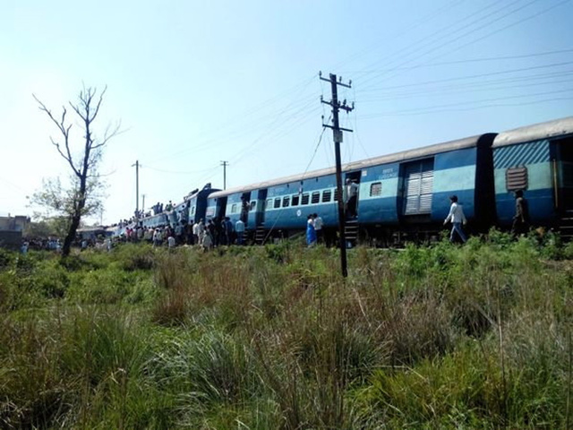 印度一輛客運列車出軌 造成至少6人死亡 印度一輛客運列車出軌 造成至少6人死亡
