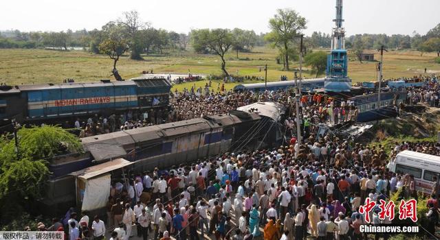印度北方邦发生客运列车脱轨事件