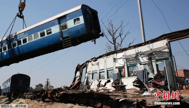 印度北方邦發生客運列車脫軌事件
