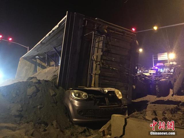 哈尔滨一装载沙子货车侧翻砸扁轿车致5人死