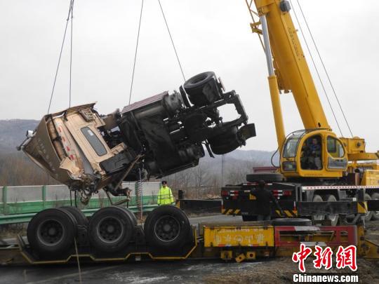 珲乌高速吉林段一货车侧翻致天然气泄漏