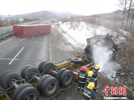 珲乌高速吉林段一货车侧翻致天然气泄漏