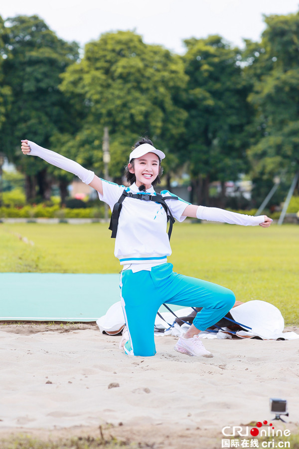 却因二人的"豪放"坐姿被汪涵调侃"这是压寨夫人来了吗",迷糊的唐艺昕