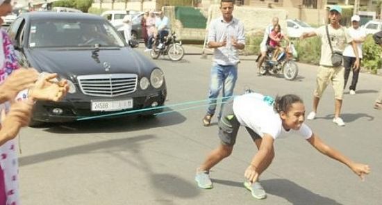 摩洛哥少女用头发将1.5吨重汽车拖动近10米