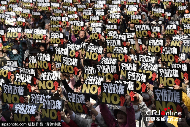 日本民眾大規模示威抗議安倍政府政策