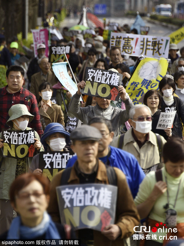 日本民眾大規模示威抗議安倍政府政策