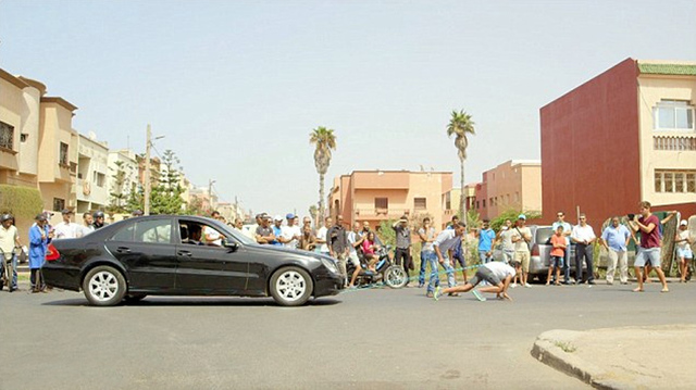 摩洛哥少女用头发将1.5吨重汽车拖动近10米