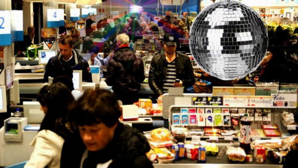 荷兰创意迪斯科超市：边购物边“蹦迪”