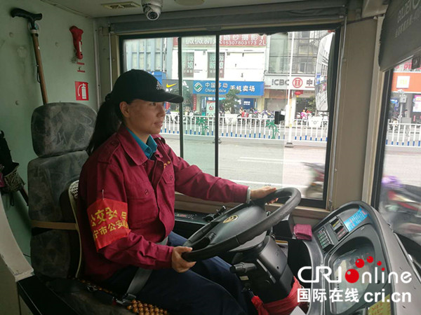 南寧一公交司機工作15年零失誤  獲評“中國最美巾幗標兵”