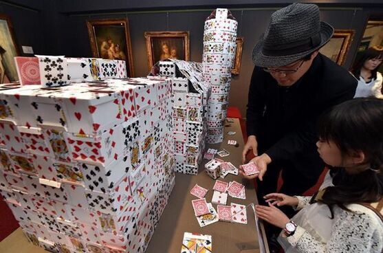 日本牛人自创“纸牌屋”艺术品 展现独特风味