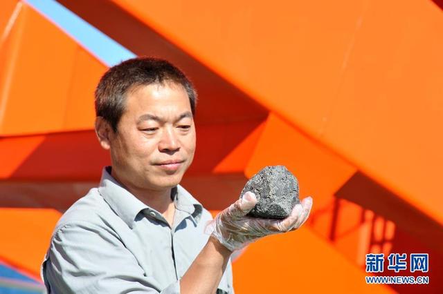 中国科学家在南极发现一块1300克的珍贵灶神星陨石