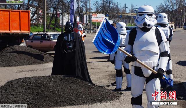 乌克兰网络党领袖扮黑武士 开轧路机修马路