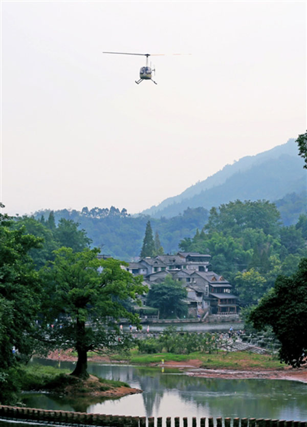 ลูกชายเช่าเฮลิคอปเตอร์พาแม่ชมภูเขาเอ๋อเหมยซาน