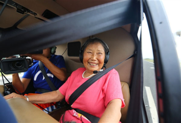 ลูกชายเช่าเฮลิคอปเตอร์พาแม่ชมภูเขาเอ๋อเหมยซาน