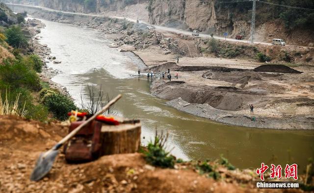 雲南一處水電站放水 村民集體下河撈魚